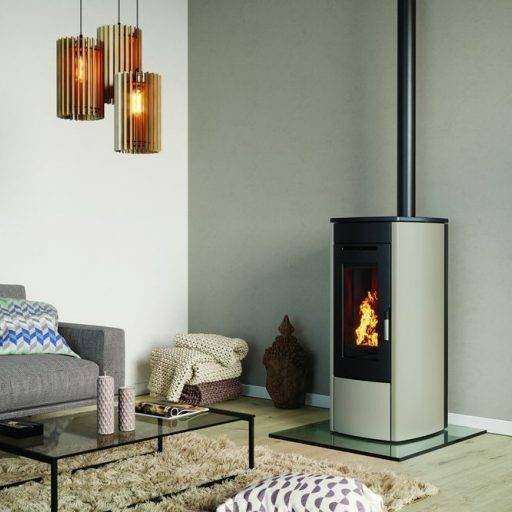 Poêle à granulés silencieux Lunaflamme à Carpentras, idéal pour un confort discret et économique chez les retraités.