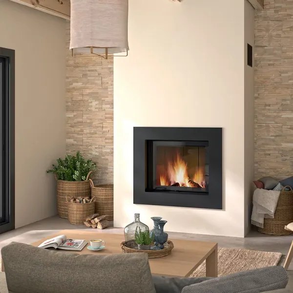 Insert à granulés compact avec façade vitrée installé à Orange – solution familiale RT 2012