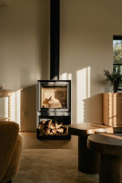 Poêle étanche moderne installé dans une maison neuve à Monteux