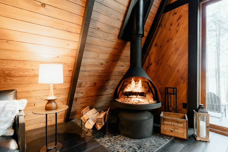 Poêle scandinave compact et design dans un petit salon à Saint-Paul-Trois-Châteaux