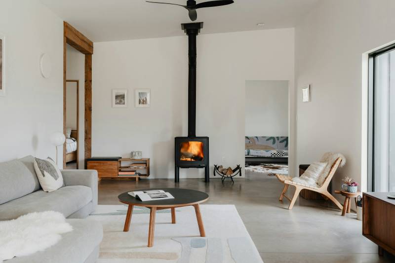 Poêle double combustion dans un salon de maison ancienne à Orange