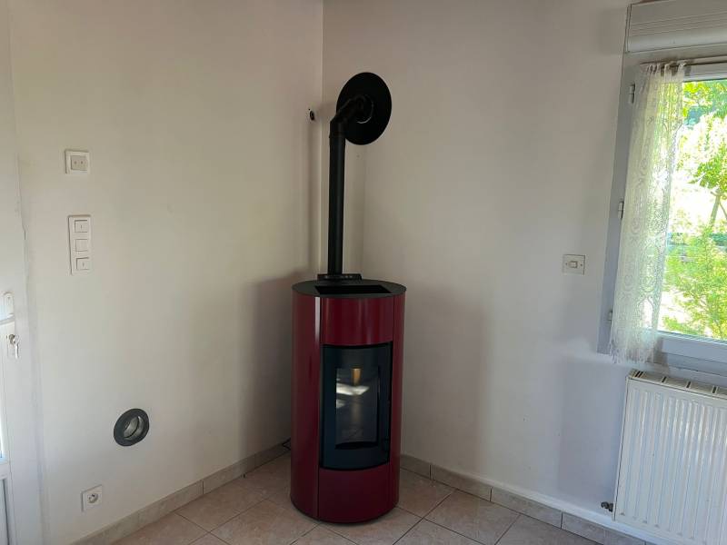 Installation d’un poêle à granulés Interstoves Angelina 9 bordeaux 9,5 kW par Lunaflamme chez un particulier à Vinsobres (26)
