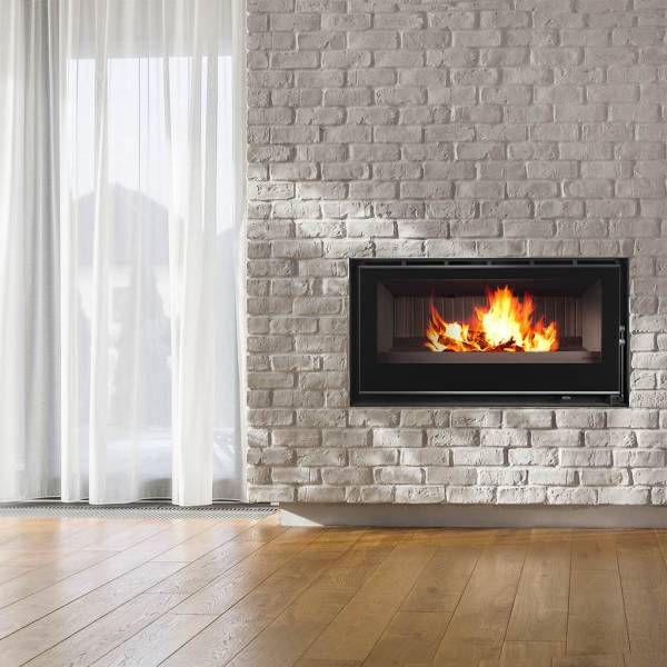 Insert bois à grande vitre installé dans une maison rénovée à Apt par Lunaflamme