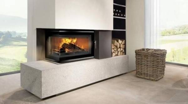 Insert bois pierre ollaire installé dans une résidence secondaire à Nyons – solution Lunaflamme sur-mesure