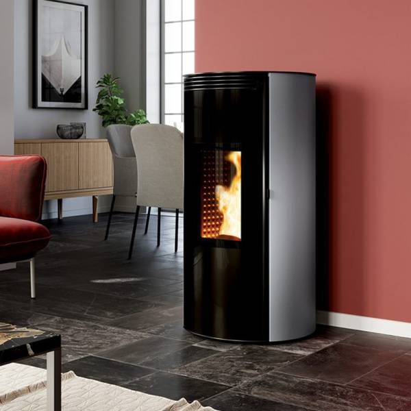 Poêle à granulés design Lunaflamme installé dans une maison familiale à Avignon, alliant élégance et performance thermique.