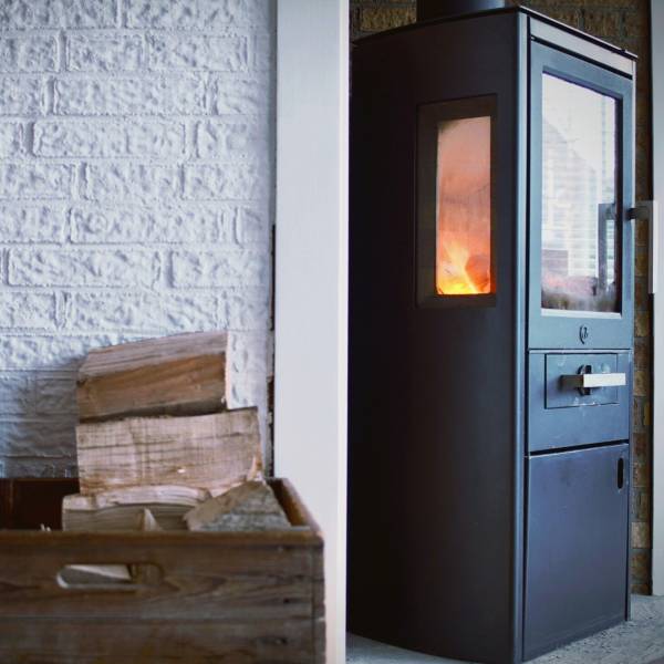 Poêle à bois design moderne installé dans un salon à Carpentras